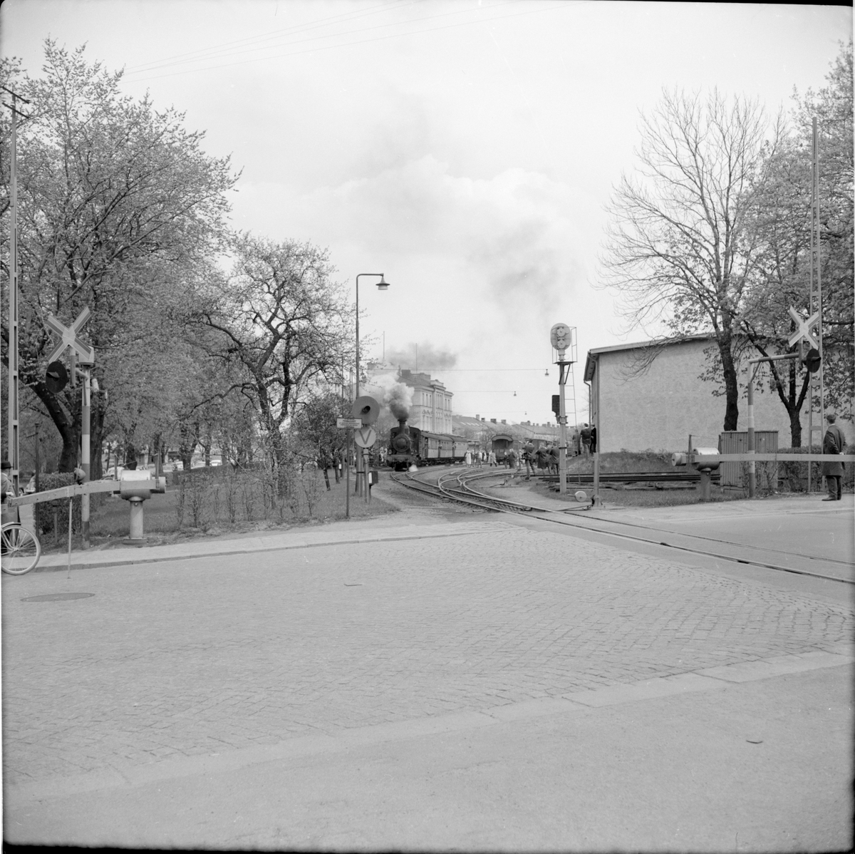 Statens Järnvägar, SJ Gp 3043 i trafik vid järnvägsstation. Bilden är tagen vid SJK-resan.
