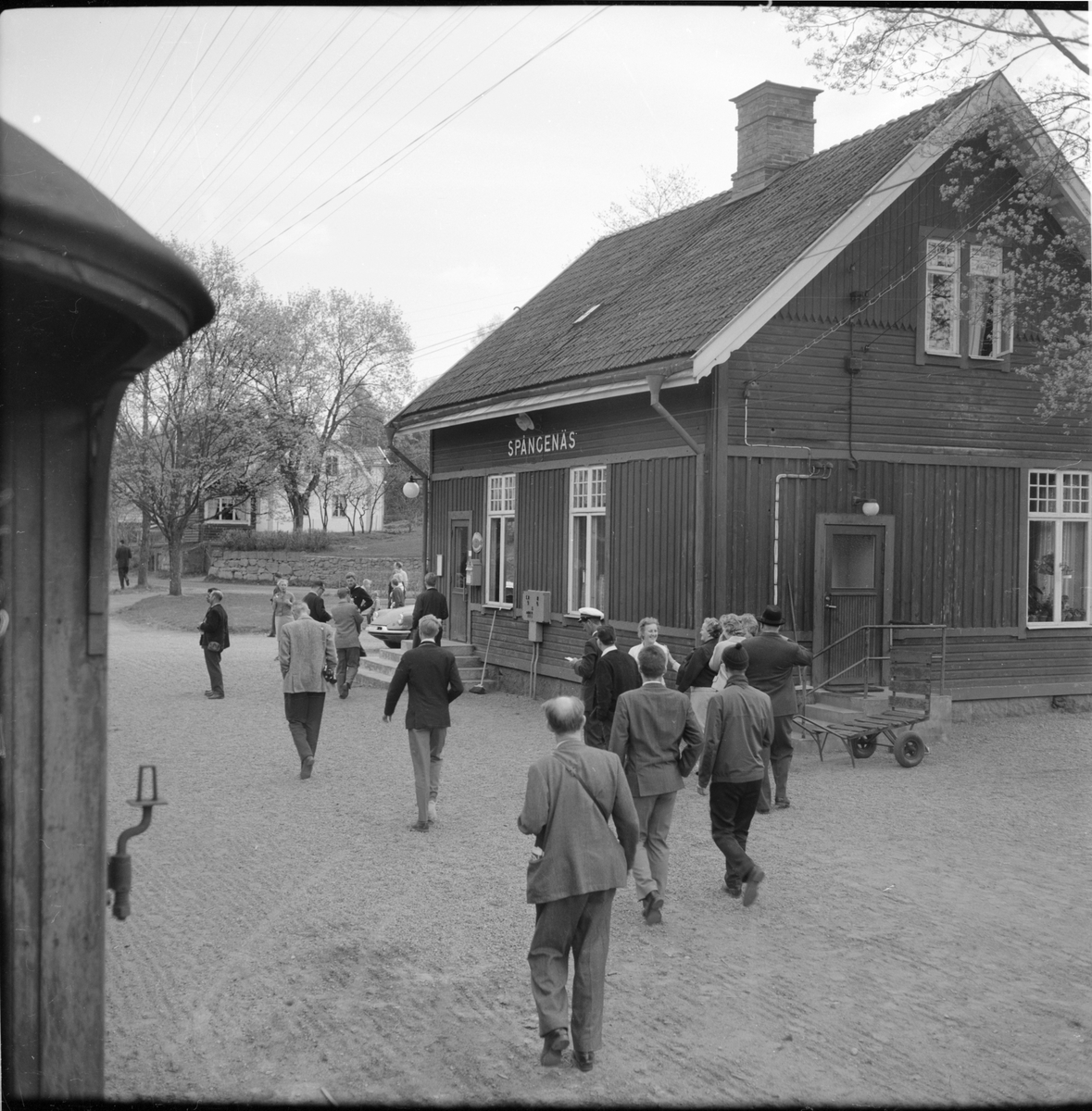 Besökare vid stationshuset i Spångenäs.