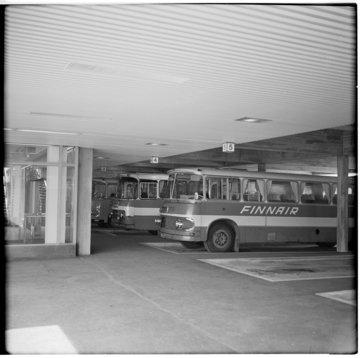 Finnairs citybussar som trafikerade till Helsingfors-Vanda flygplats i garaget vid busstationen i Helsingfors centrum.

Helsingfors-Vanda flygplats