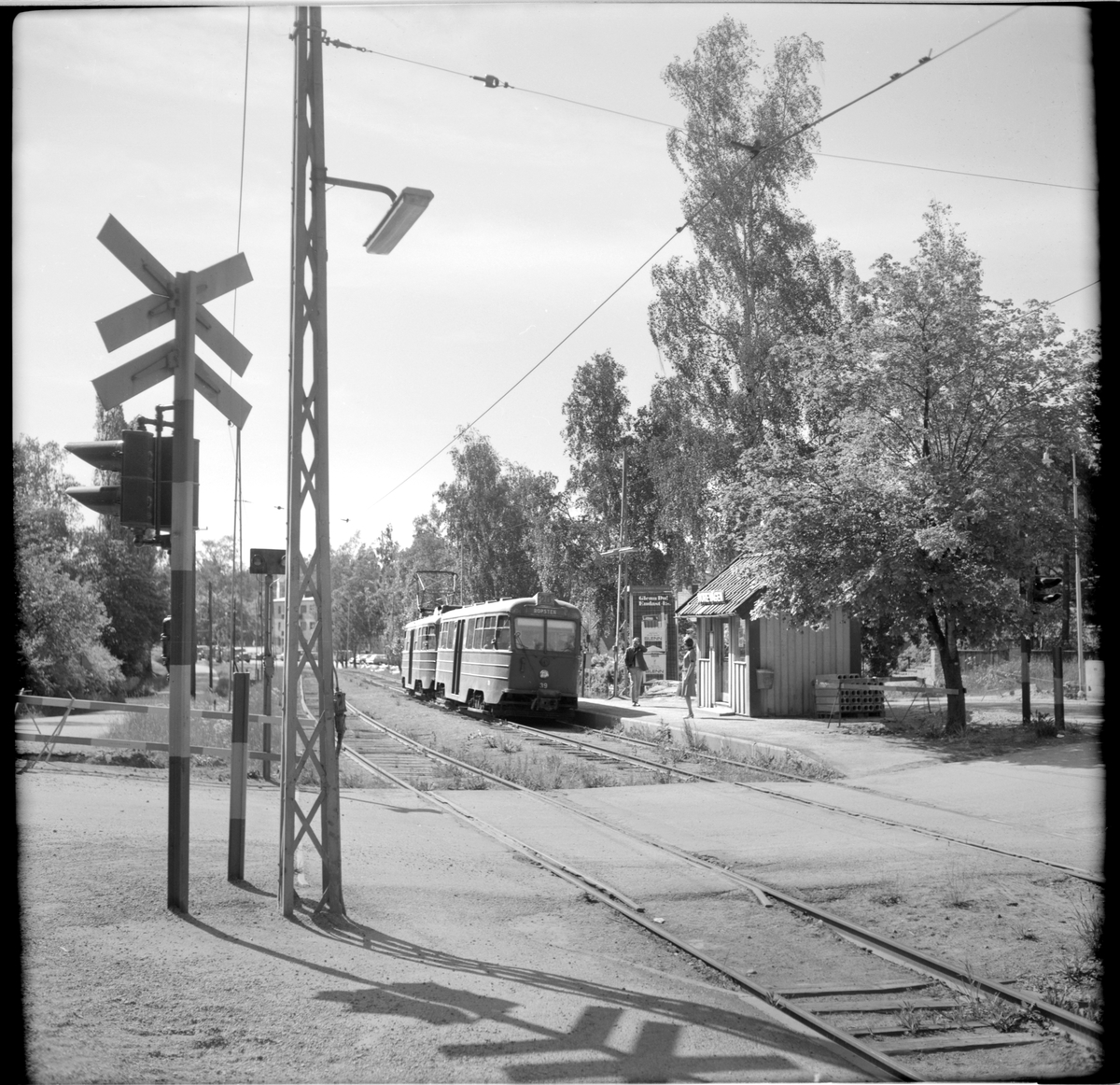 Trafik Aktiebolaget Stockholm Södra Lidingöns Järnväg, SSLidJ B24(A) 39 "ängbyvagn" linje 20 Ropsten vid hållplats Norevägen.