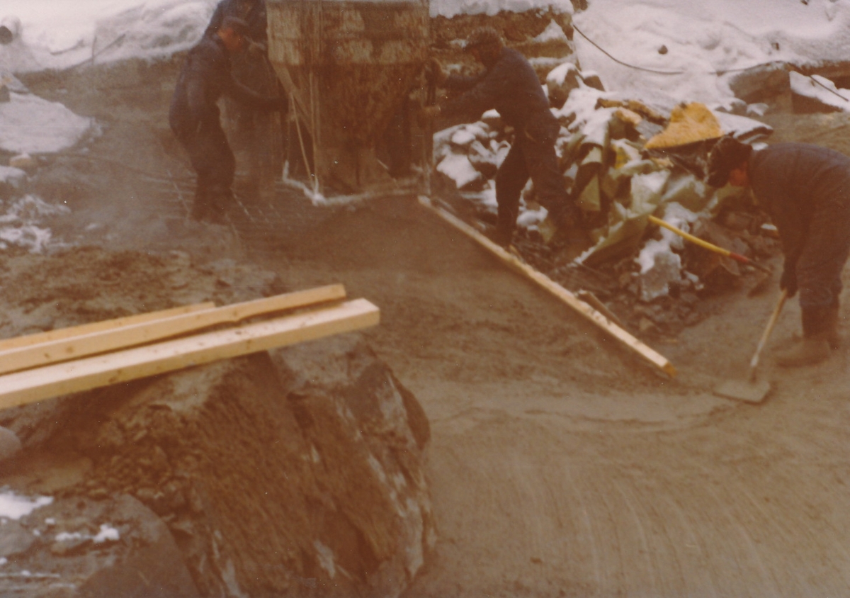 Støpningsarbeid i forbindelse med utbedringer av damanlegg på Kistefoss