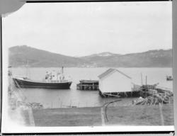 Båten ''Nyvoll Senjor'' ligger ved kaia på Nyvoll under oppu