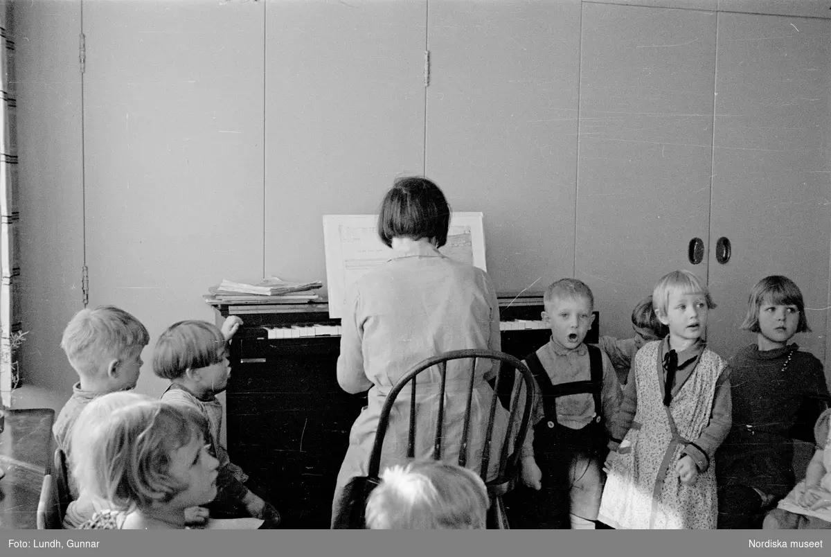 Motiv: H.S.B.s lekstuga på Skeppargat. (gärdet) (Skeppargatan) (HSB);
En kvinna läser en saga för en grupp barn, en kvinna och ett barn, ett gråtande barn, en kvinna spelar piano för en grupp sjungande barn.

Motiv: H.S.B.s hus i kvarteret "Marmorn" på Skinnarviksbergen lekstugan (HSB);
Två sittande barn.
