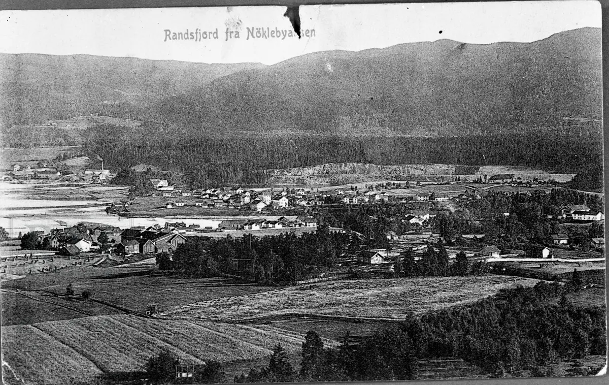 Oversiktsbilde over Nesbakken. Bildet er tatt fra Nøklebyåsen.