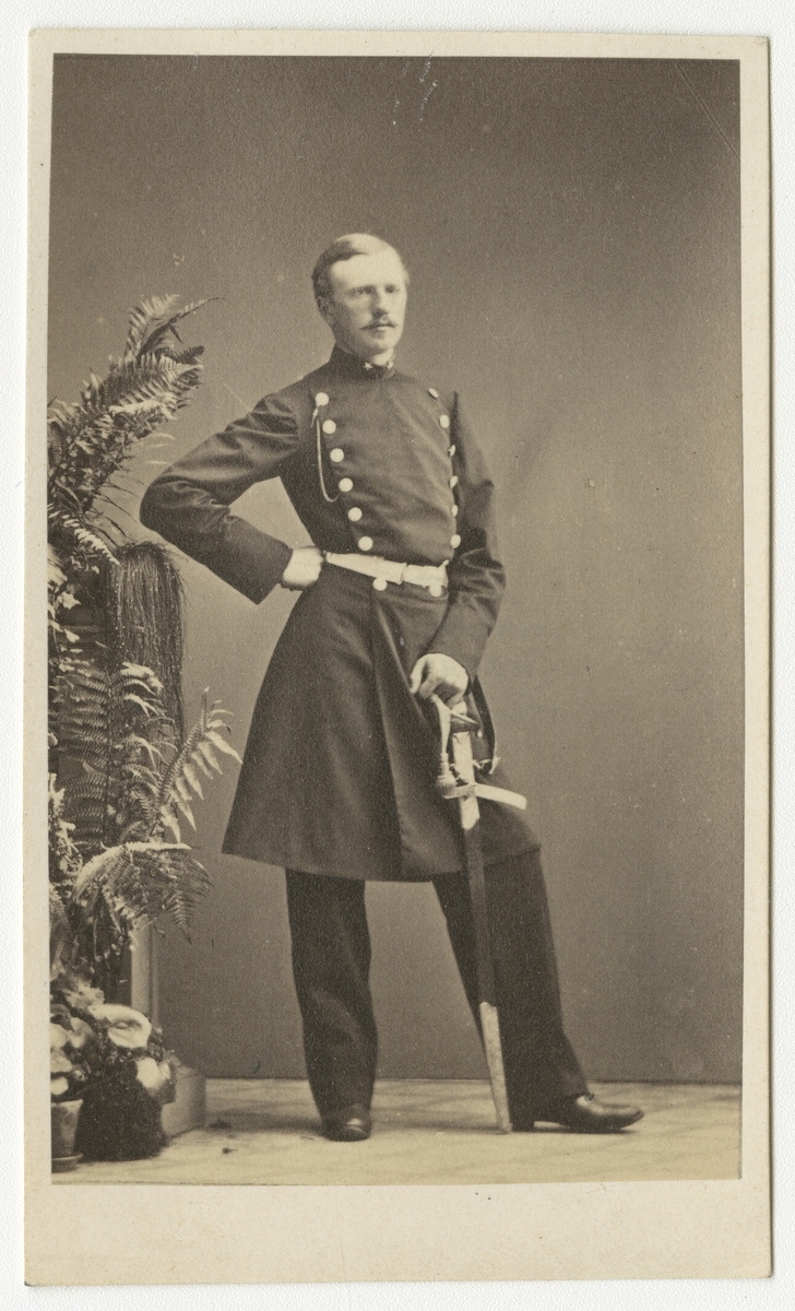 Porträtt av Otto Wilhelm Dahlgren, underlöjtnant vid Andra livgrenadjärregementet I 5.

Se även bild AMA.0001980.