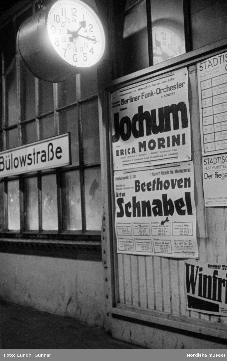Motiv: Tyskland, Berlin, Tauentzienstrasse;
Exteriör av byggnad på natten med ljusskylt "Aschinger", nattbild av järnvägsstation, nattbild av gata med skyltar bland annat "Bar Restaurant Tanz Rio Rita", nattbild av gata med skyltfönster "Rosenthal", interiör med säng och sängbord med lampa, gatubild med två män som samtalar, gatubild i regn med en cyklistmed regncape, gatubild i regn med fotgängare och bilar, kvinnor arbetar vid en telefonväxel.

Motiv: Tyskland, Soc. dem. partikvinnor;
Ej kopierat.
