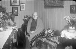 Fem portretter av Marie Gilehagen som var menighetssøster i 