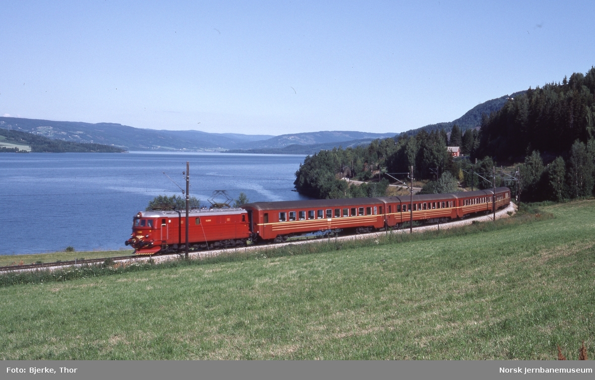 Hurtigtog 344 Lillehammer-Oslo ved Ring, trukket av elektrisk lokomotiv El 11 2093