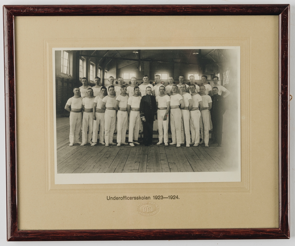 Denna grupporträtt föreställer elever från underofficersskolan 1923-1924 i Kasern Anckarstiernas gymnastiksal.