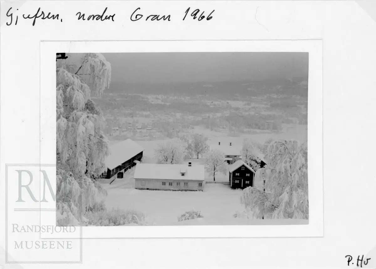 Gjefsen Nordre, landskap med gårder og snødekt mark.