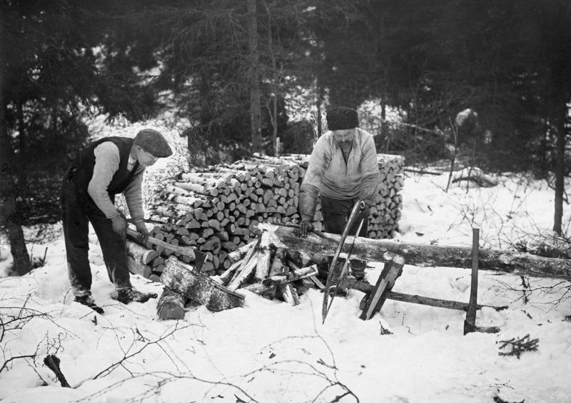 Vedproduksjon i Nordmarka en vinterdag i 1919. Foto: Skarpmoen /Norsk skogmuseum (Foto/Photo)