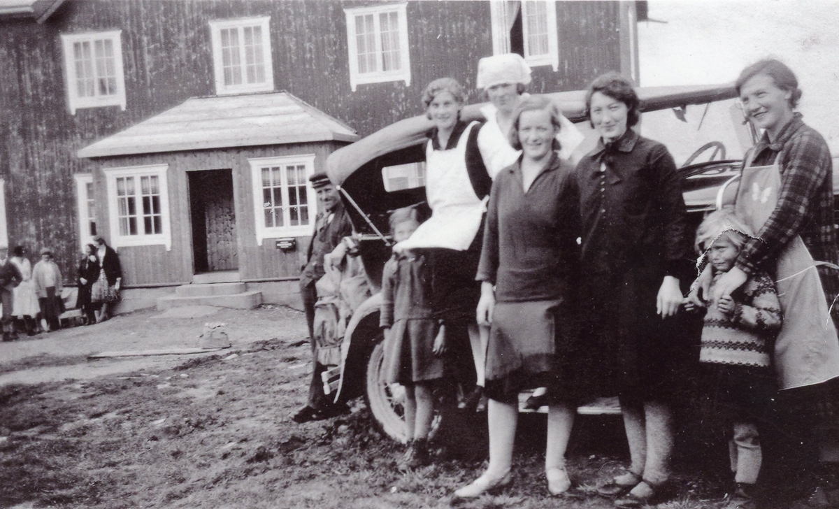 Glomsrud Høyfjellsæter ca.1930.
frå h. ved bilen Rangdi Grøndalen Glomsrud.
til v. ved bilen Kari Glomsrud.
Dei andre er gjester.