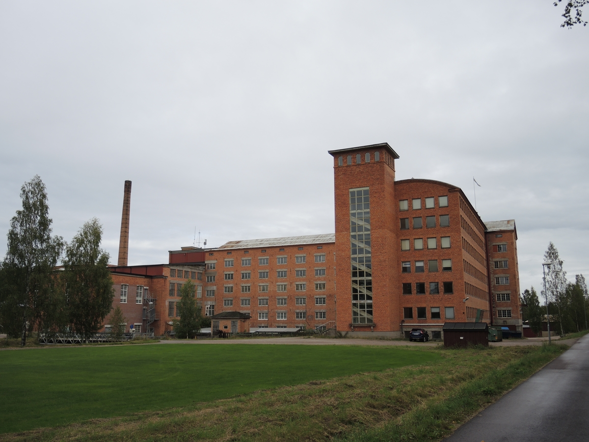 Tidstrands yllefabrik i Sågmyra. Närmast i bild är en tillbyggnad från 1940-talet, med huvudkontoret på de två nedersta våningarna. Överst i tillbyggnaden låg den stora lagningssalen där ylleprodukter med mindre defekter kunde lagas innan de utfraktades.
