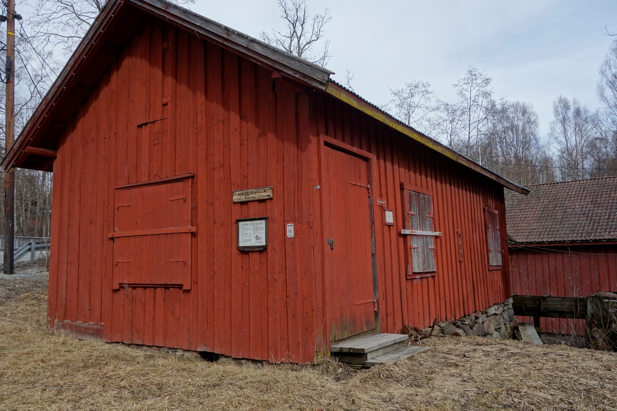 Smie, bygd ca. 1885. Ski- og hjulmakerverksted for Albert Seheim. Verkstedet i drift til 1945. Del av Asker museum i 1979.