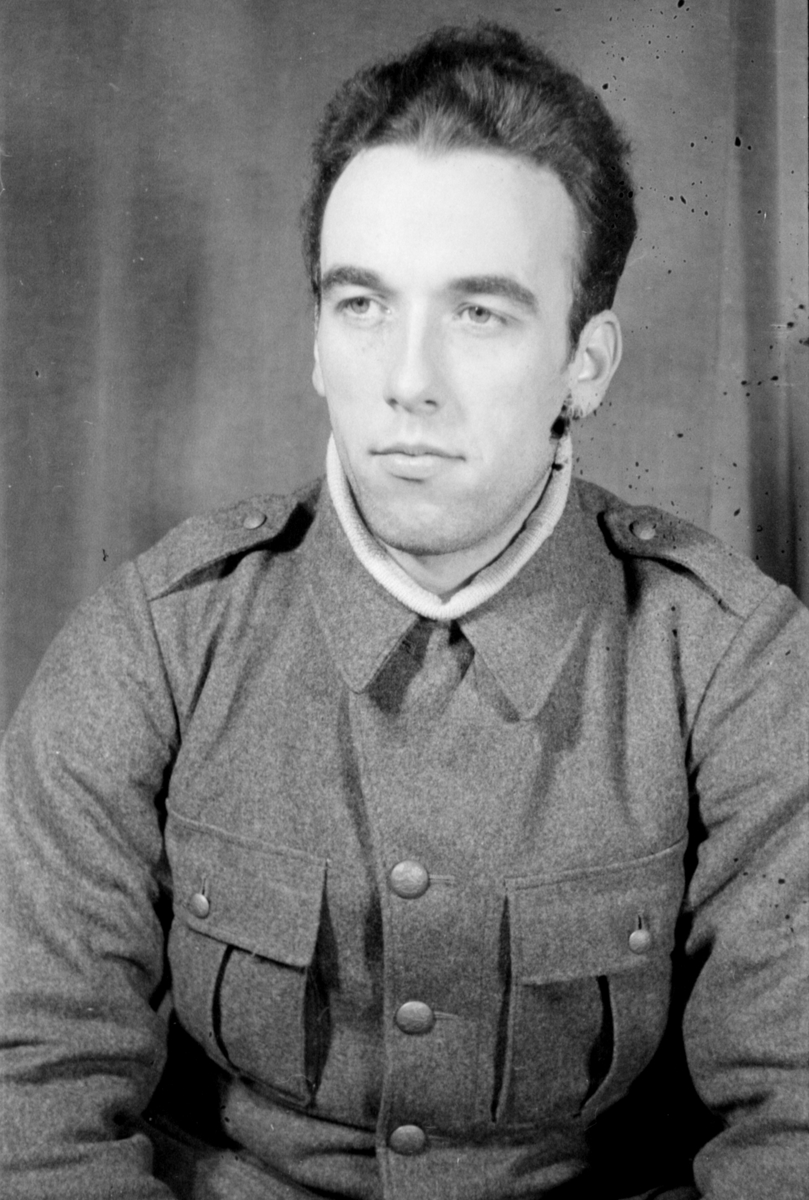 Porträttfoto av soldat Ivan Emanuel Persson (nummer 930), verkstadsarbetare vid F 19, Svenska frivilligkåren i Finland under finska vinterkriget, 1940.