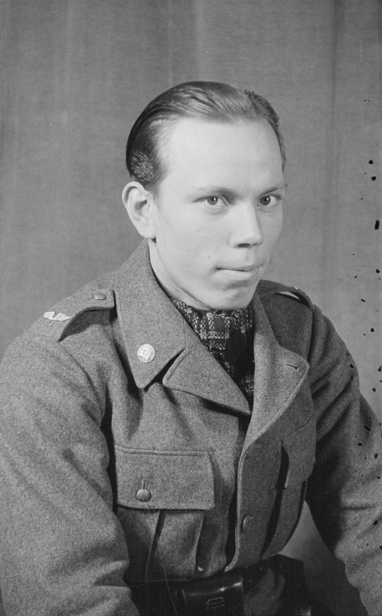 Porträttfoto av soldat Axel Bertil Sigvard Berg (nummer 244), mekaniker vid F 19, Svenska frivilligkåren i Finland under finska vinterkriget, 1940.