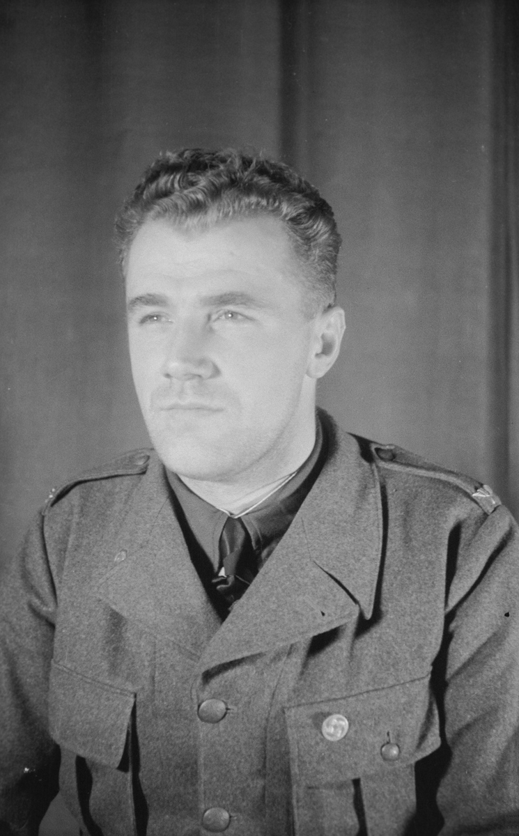 Porträttfoto av soldat Stig Oskar Folke Larsson (nummer 8818), mekaniker i Rovaniemi vid F 19, Svenska frivilligkåren i Finland under finska vinterkriget, 1940.