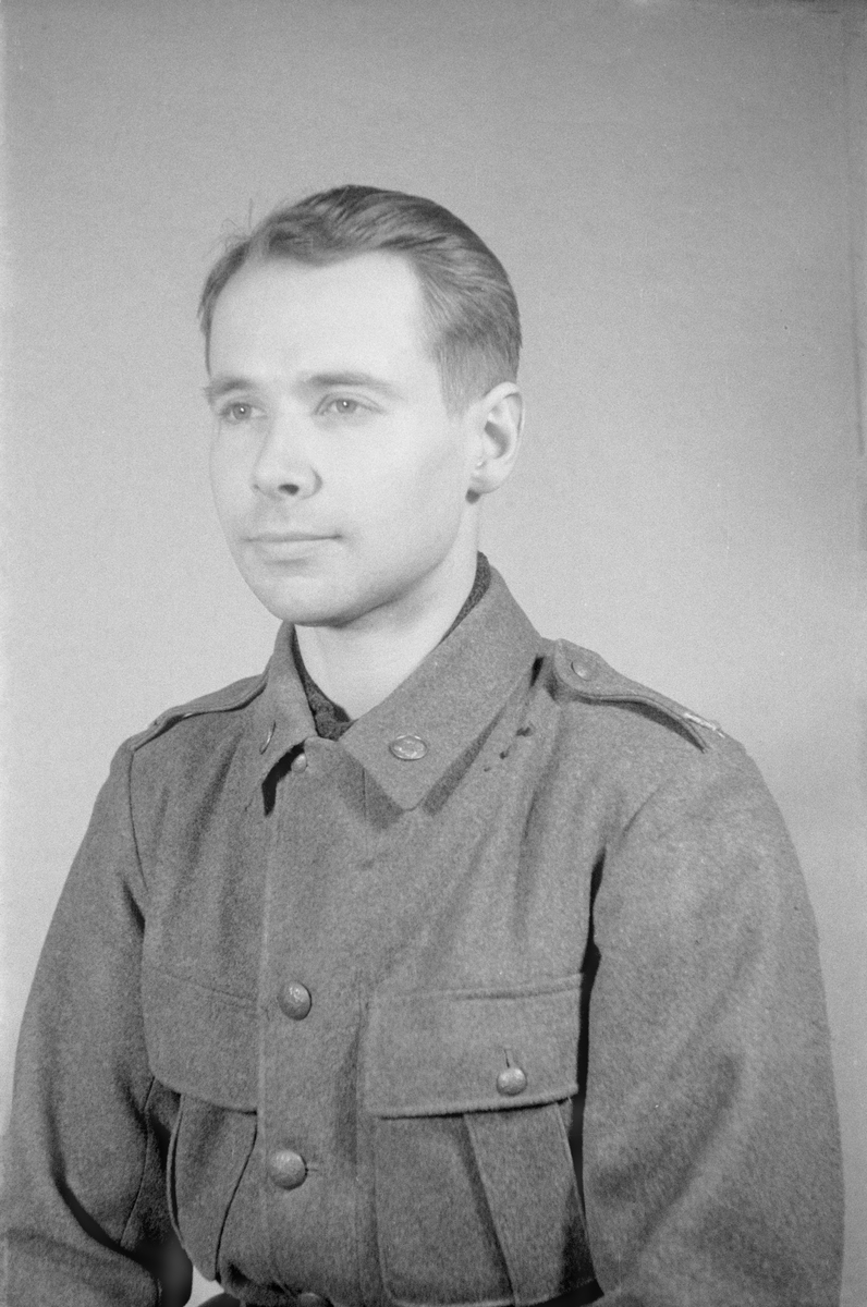 Porträttfoto av John Fredrik Malcolm Hamilton (nummer 496), elektroingenjör vid F 19, Svenska frivilligkåren i Finland under finska vinterkriget, 1940.
