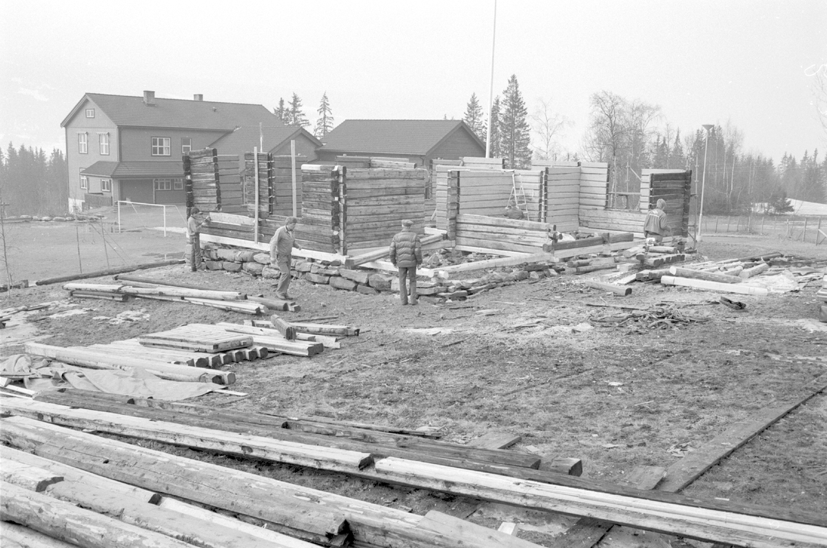 Attreising av Røn gamle skule i 1989.