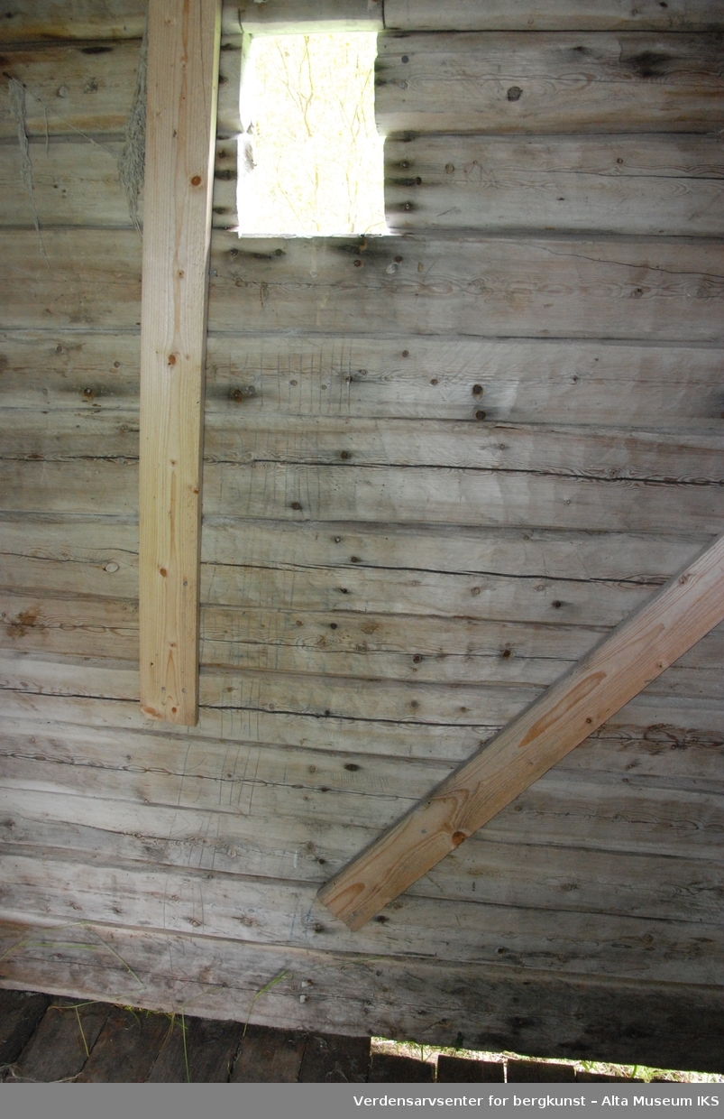 Liten laftet tømmerbygning med luke på baksiden, fra andre halvdel av 1800-tallet. Bygget er utført i laftet flatøkset tømmer fra Bekkarfjord og Lerresfjord.
