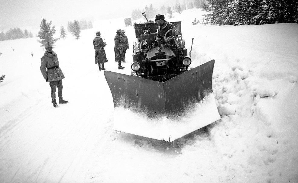 Snöplog, på bandtraktor.