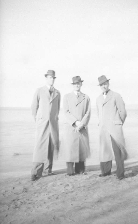Tre herrar på en strand. Vättern.