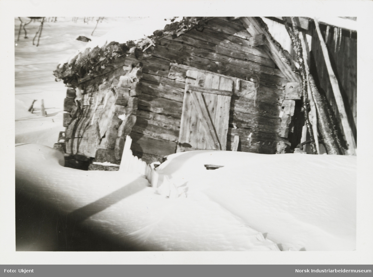 Laftet hytte i snøen på Skinnarland