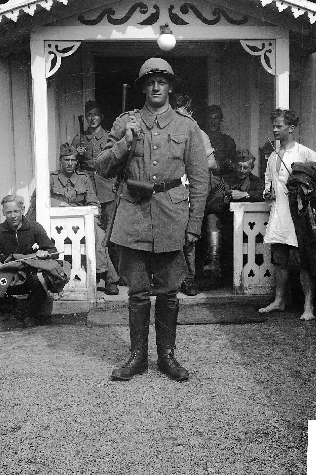 Värnpliktig i uniform m/1910-23.