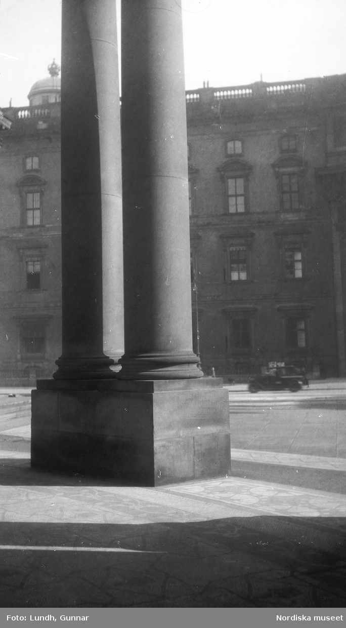Motiv: Utlandet, Berlin 114 - 146 ;
Stadsvy med en portal, kolonner och en byggnad i bakgrunden, anteckning på konaktarket 123 "Leipziger Strasse".