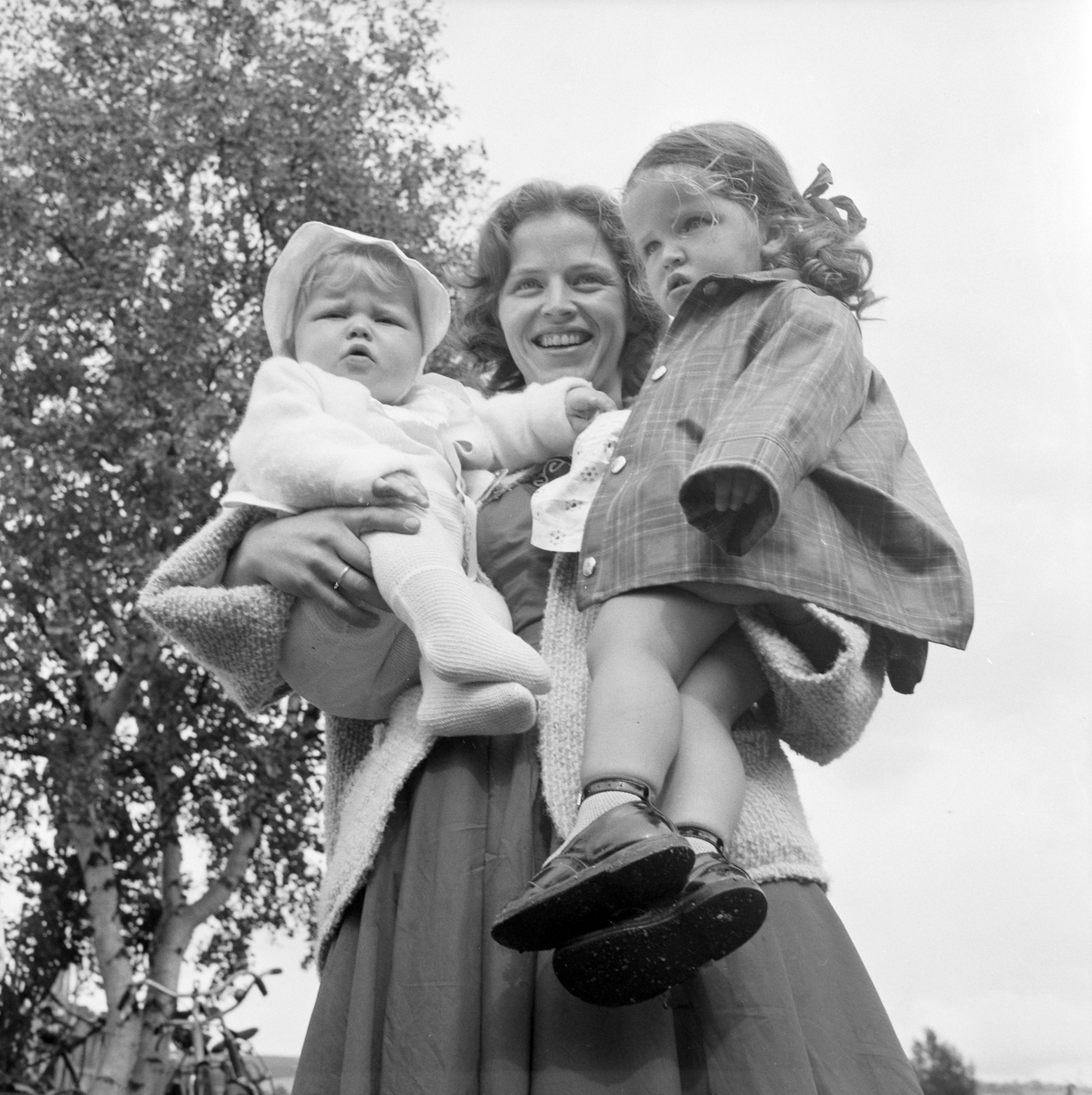 Åpning av Røros flyplass. Ingeborg Giset med sine to barn
