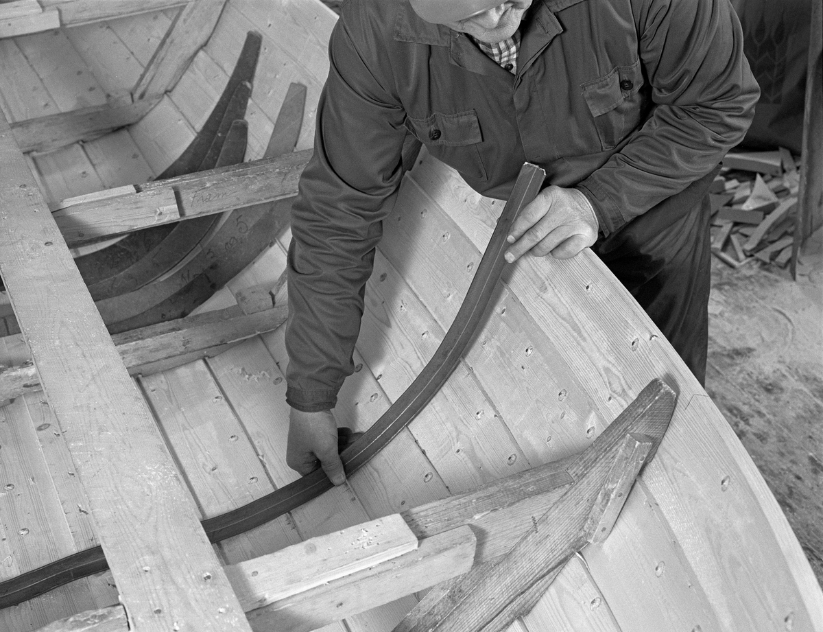 Bygging av fløterbåt (Flisa-båt) Nov. 1984. Glomma fellesfløtningsforenings verksted på Flisa. Jernvengene prøves i båten.