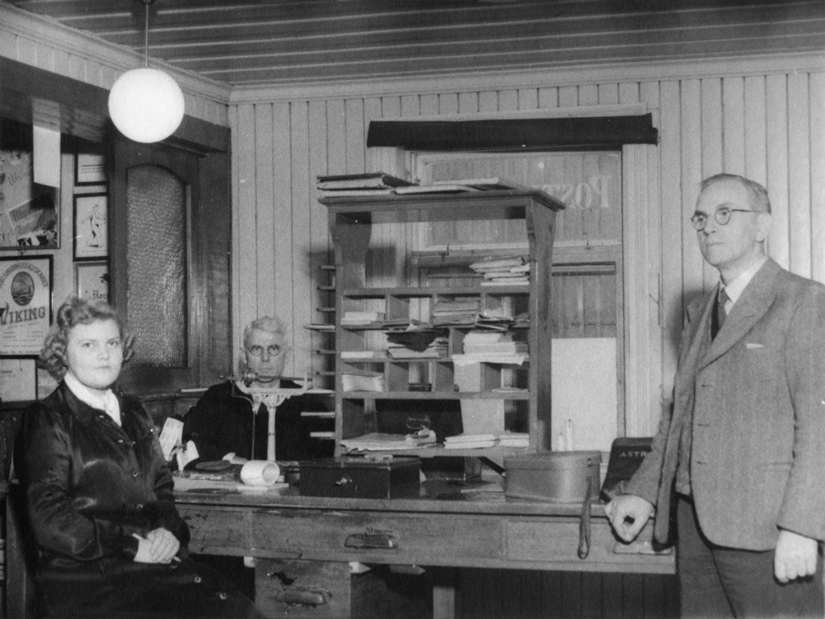 interiør, postkontor, 1440 Drøbak postkontor, vekt, pengeskrin. Interiør med postkontorpersonalet 1945.