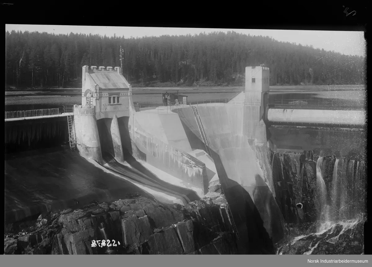 Svelgfoss. Dam-anlegget under reparasjon.