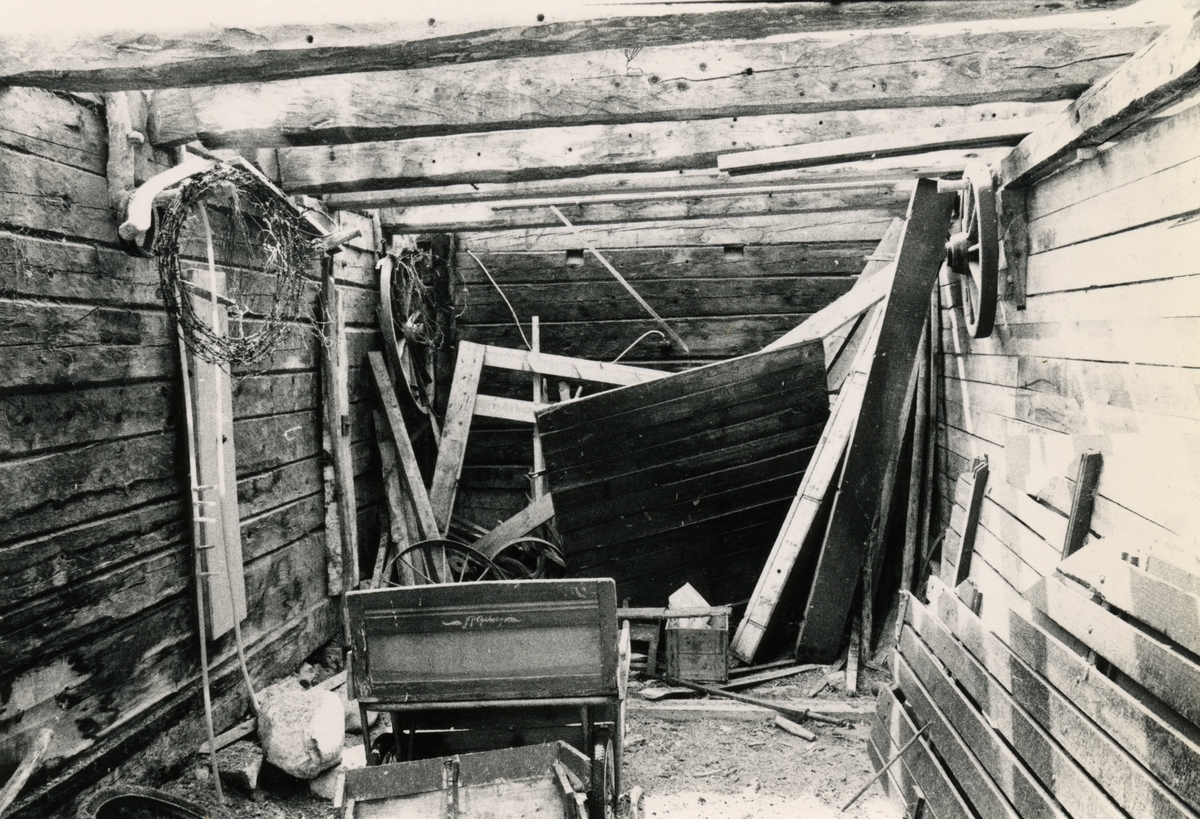 Dokumentasjonsbilder i serie av interiøret og nedtakinga av Opshaugløa. Bilda viser hvor den stod før.