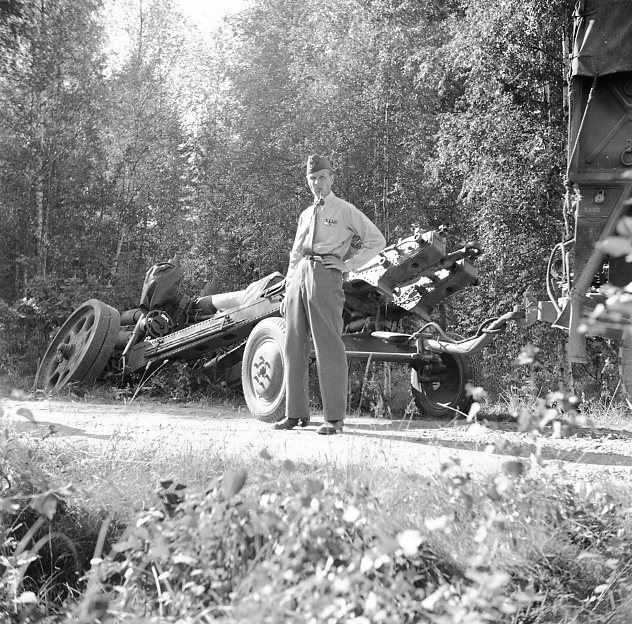 Haubits m/1939. 15 cm, i diket. Övningsfältet. Kapten i förgrunden.