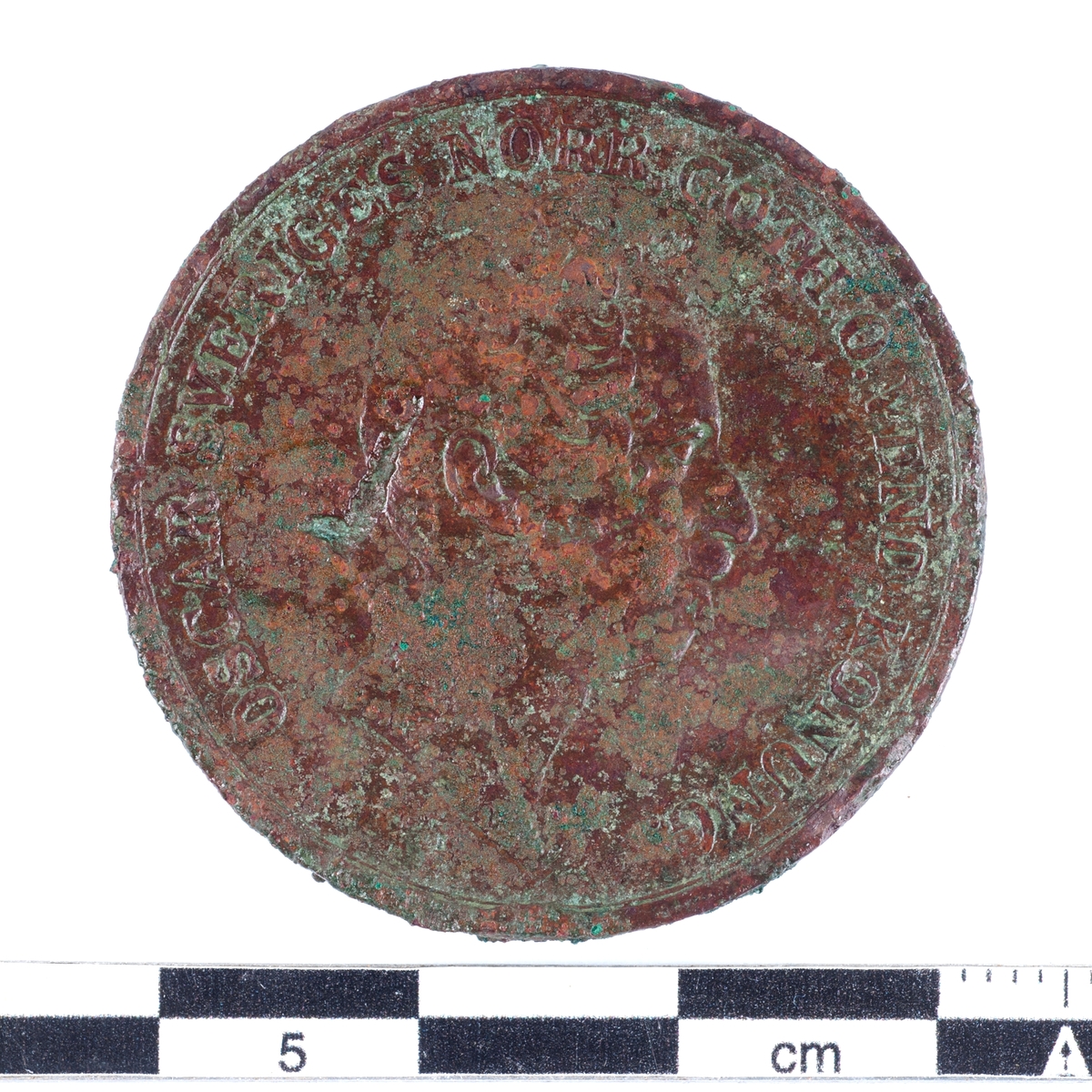 Mynt av kopparlegering. 2 skilling. Präglat 1847 under Oscar I regeringstid (1844-1859).
