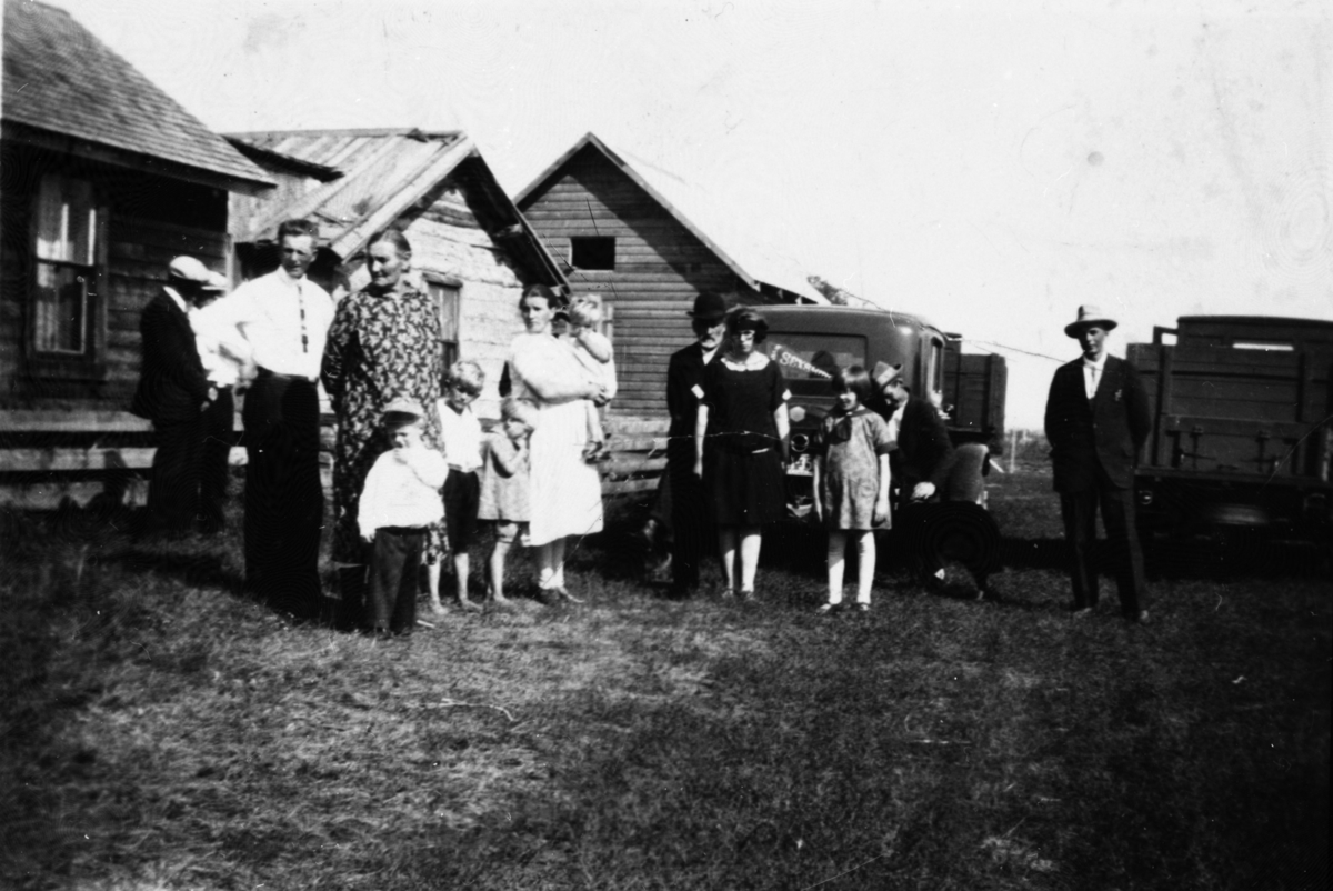 Hus, biler og mennesker.
Bildet tatt ca. 1930. Amerika