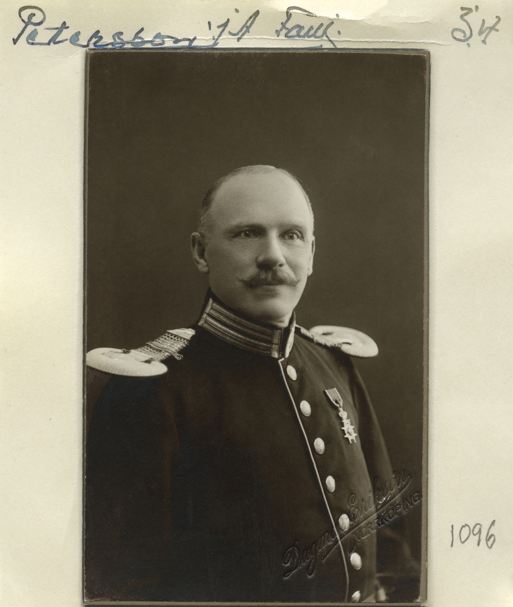 Porträtt av fanjunkare Johan August Petersson. Från 1902 tjänstgjorde han en tid vid Första livgrenadjärregementet i Linköping. Vidare underlöjtnant i armén. Från 1883 gift med Augusta Fredrika Johnsson. Makarna var i huvudsak bosatta i Norrköping.