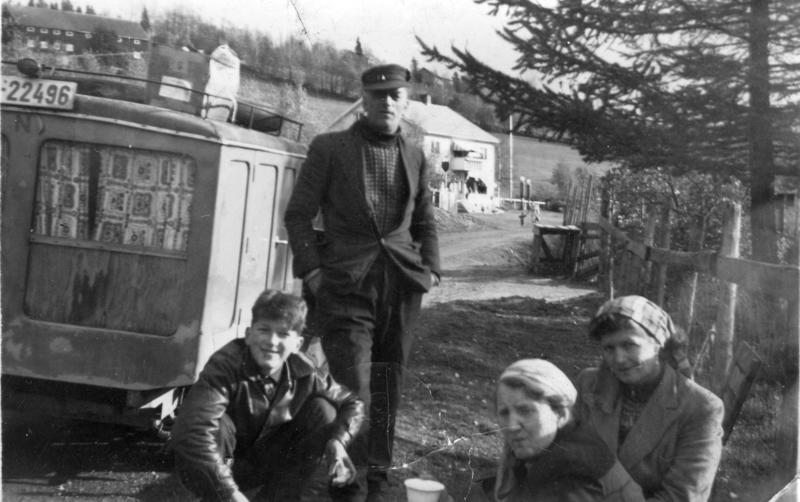 Aksel and Hulda Karlsen and others in front of a 1926 Chevrolet in Gudbrandsdalen, ca. 1956.