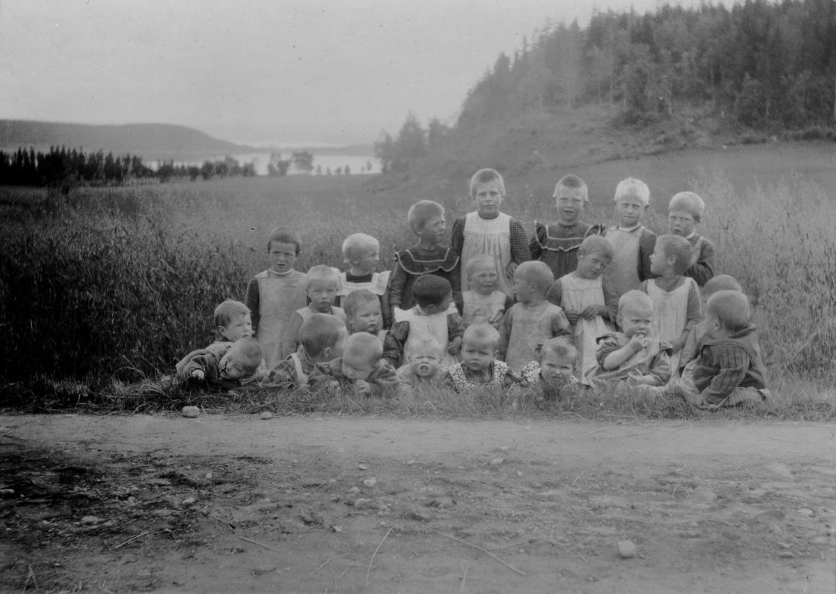 Barn i vegkant, Rostad barnehjem, 1904.