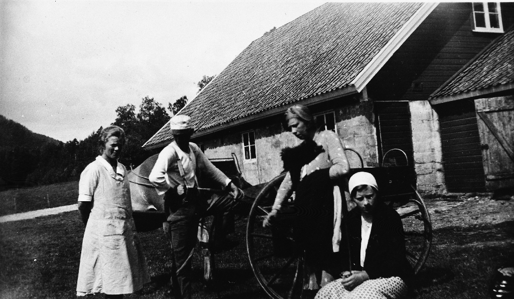 3 kvinner og ein mann framfor hest med karjol. På bietet står : Heimreis 1933 frå Bakke prestegard. Ingolf Time var forpaktar der i mange år. Ingolf Time (1904 - 1984), Borghild Time (1907 - 1998), Anna Time (1912 - 1994).
