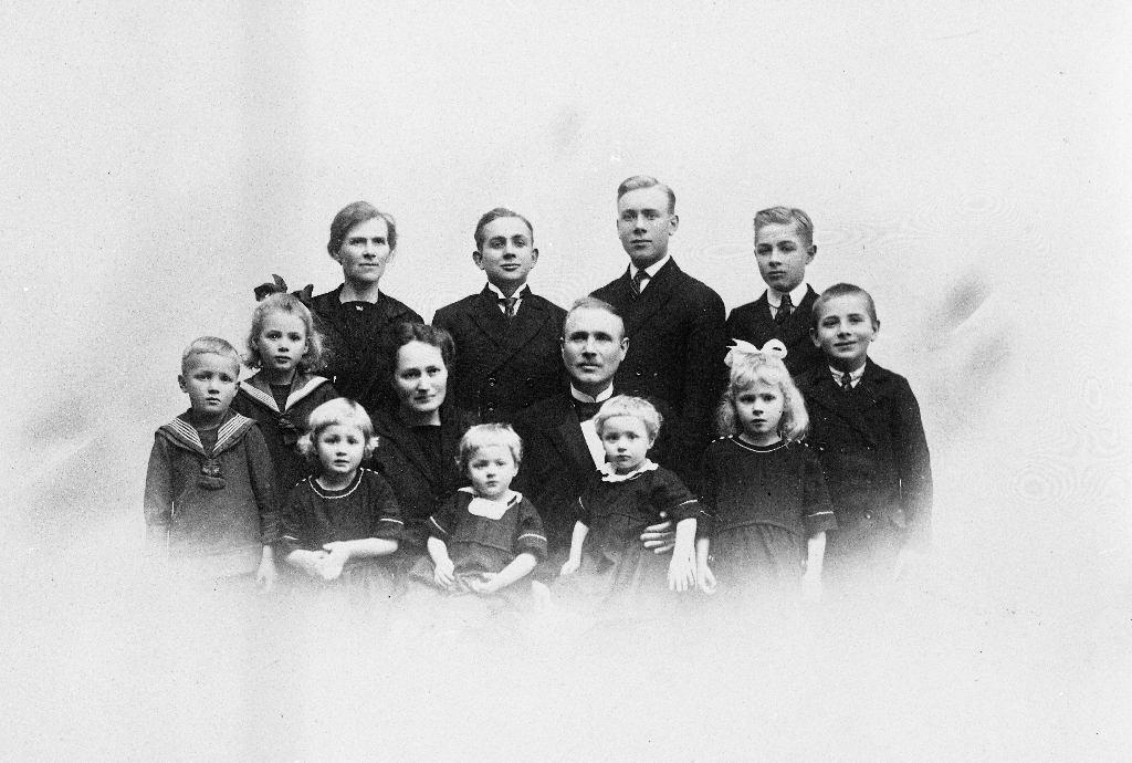 Familien Helle fotografert før avreise frå Lye prestegard i 1923.