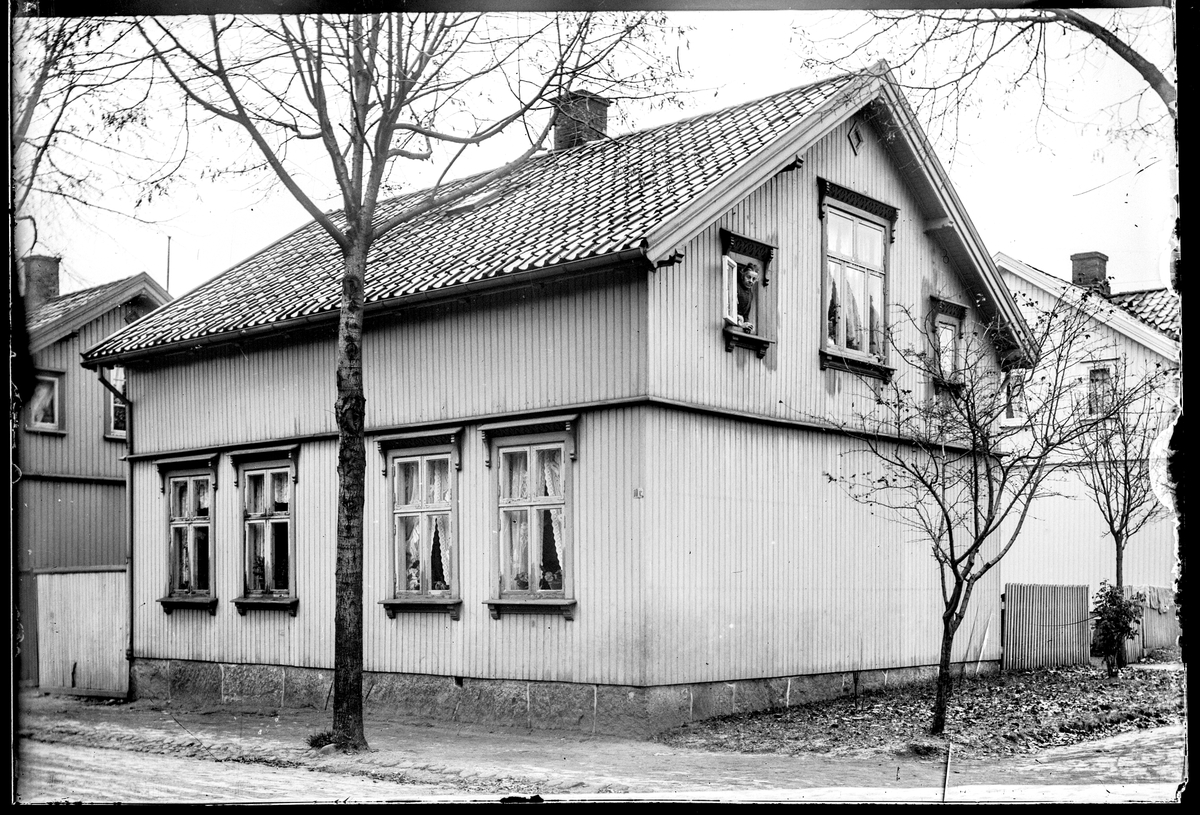 Løkkegata 6, husnummer er 10c (tidligere nummer), i Moss. Huset ble ombygd og modernisert i 1973.