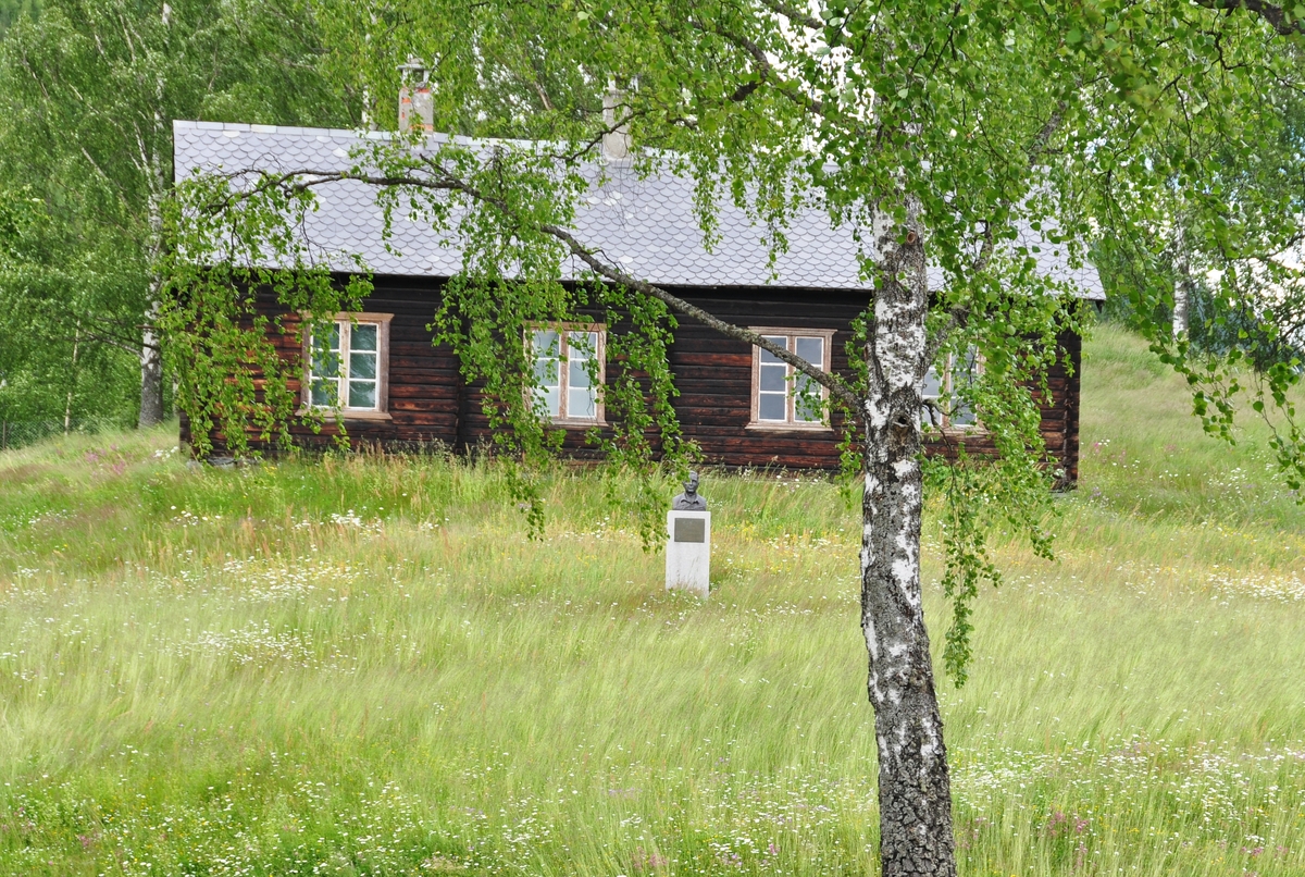 Kombinert skulehus og lærarbustad bygd i 1867–1868 i Vestre Slidre. Oppsett på Valdres Folkemuseum i 1942. Fyrst som eige skulemuseum drifta av Valdres ped. Samfunn.