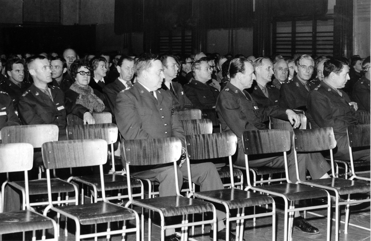 Överbefälhavaren, general Stig Synnergrens förstagångsbesök vid regementet 1972-11-29.
OBS 6 bilder
Många kända ansikten vid regementet som lyssnar på vad ÖB har att säga.