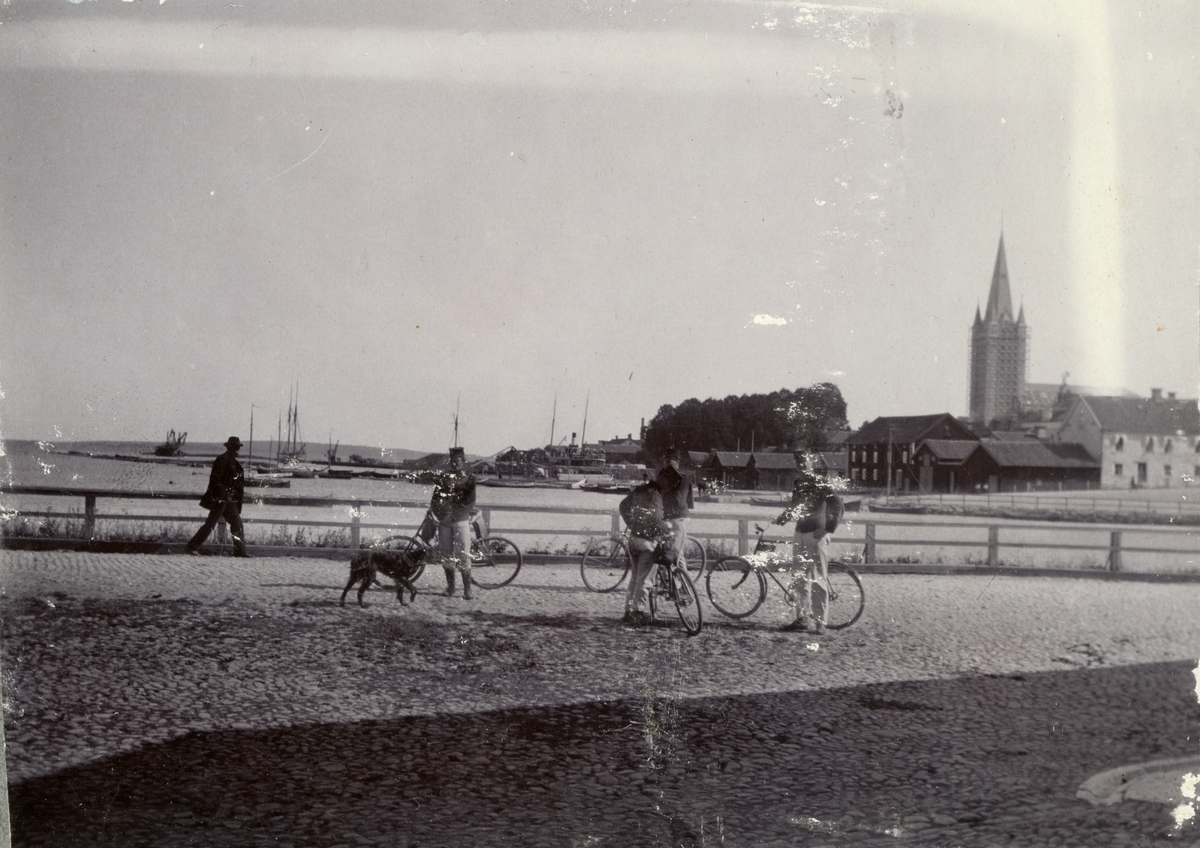 Soldater från Fortifikationen på cykeltur med kyrka i bakgrunden.