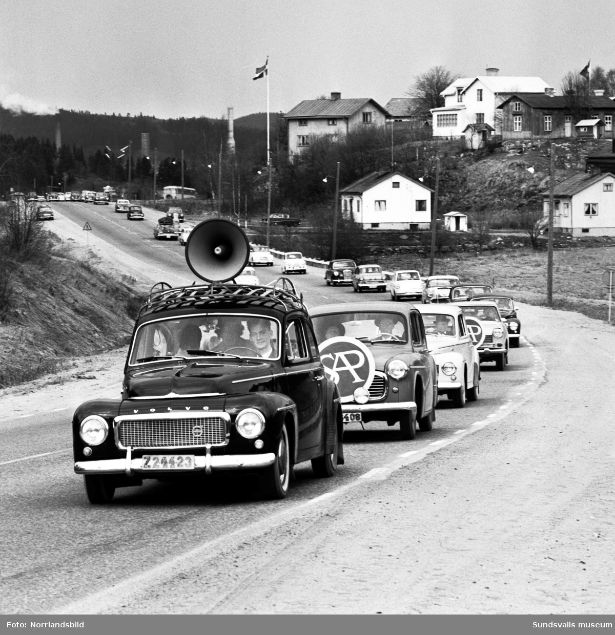 Bilkortege vid Gångviken i samband med 1 maj.