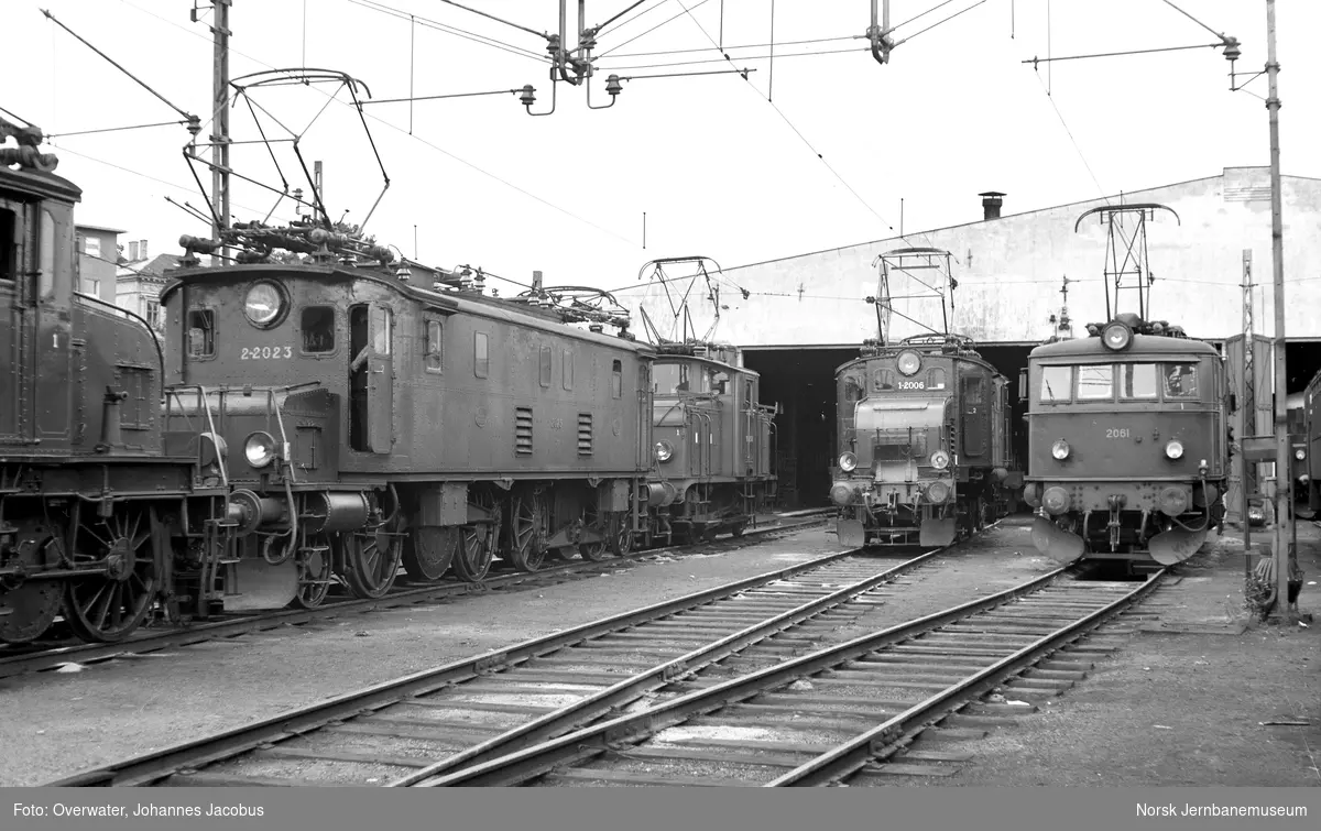 Elektriske lokomotiver utenfor lokomotivstallen på Filipstad ved Oslo Vestbanestasjon. Fra venstre El 1 2022, El 2 2023, El 10 2507, El 1 2006 og El 8 2061