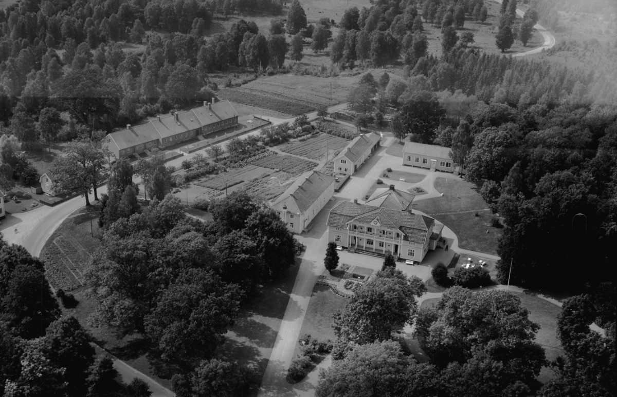 Flygfoto över Herrestads gård i Värnamo kommun, Jönköpings län. 1147/1963