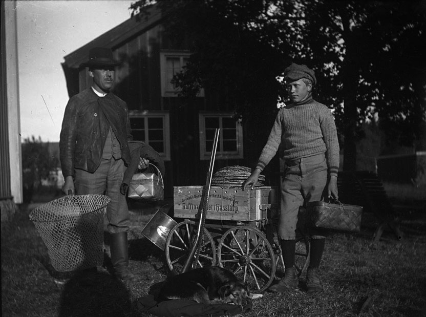 Anders Gustav och Albert Andersson, kräftfiske i Dammsjön.